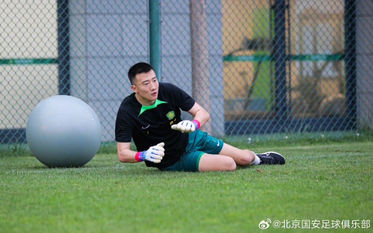 韩佳奇左膝, src